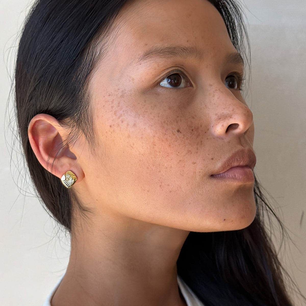 MINI TABI EARRINGS - image 3