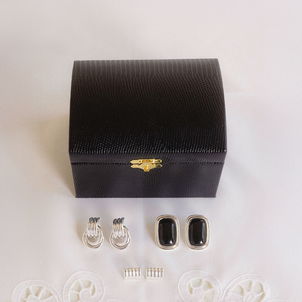 VINTAGE JEWELRY TRAVEL CASE - image 3